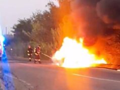Paura a Oristano, auto prende fuoco in movimento: famiglia salva per miracolo