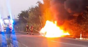 Paura a Oristano, auto prende fuoco in movimento: famiglia salva per miracolo