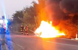 Paura a Oristano, auto prende fuoco in movimento: famiglia salva per miracolo