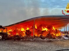 Incendio a Monastir, in fiamme un pagliaio e mezzi agricoli | Video
