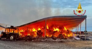 Incendio a Monastir, in fiamme un pagliaio e mezzi agricoli | Video