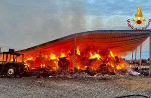 Incendio a Monastir, in fiamme un pagliaio e mezzi agricoli | Video