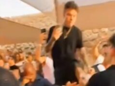 Porto Cervo, Fedez “scalcia” verso un ragazzo in discoteca: l’ira dei social