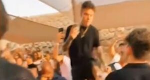 Porto Cervo, Fedez “scalcia” verso un ragazzo in discoteca: l’ira dei social
