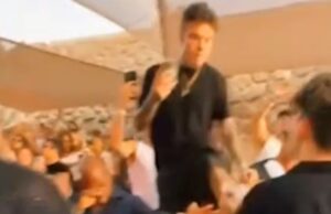 Porto Cervo, Fedez “scalcia” verso un ragazzo in discoteca: l’ira dei social