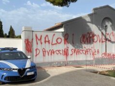 Oristano, scritte di stampo “no vax”: vandali imbrattano il cimitero