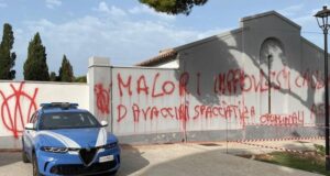 Oristano, scritte di stampo “no vax”: vandali imbrattano il cimitero