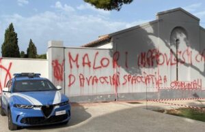 Oristano, scritte di stampo “no vax”: vandali imbrattano il cimitero