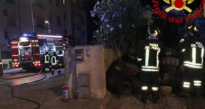 Paura a Olbia, furgone carico di paglia prende fuoco nel centro abitato