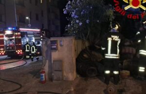Paura a Olbia, furgone carico di paglia prende fuoco nel centro abitato