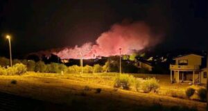 Santadi, grande incendio nelle campagne: in volo anche due Canadair