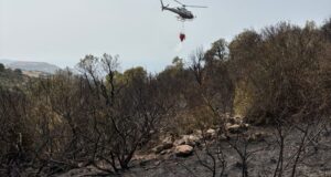 Bosa assediata dagli incendi nella notte, il sindaco: “Gesto vile e inaccettabile”