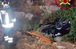 Brutto incidente a Santa Maria Coghinas, auto si ribalta in un canale