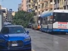 Paura a Cagliari, albero cade sopra un’auto in via Sant’Avendrace | Video