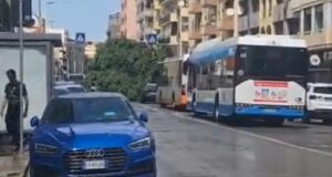 Paura a Cagliari, albero cade sopra un’auto in via Sant’Avendrace | Video
