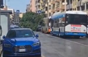 Paura a Cagliari, albero cade sopra un’auto in via Sant’Avendrace | Video