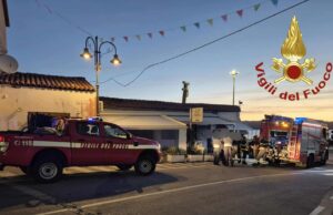 Palau, fiamme all’alba in un bar: danni ingenti