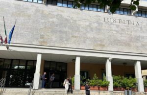 Processo Grillo, sentenza rinviata: morto il figlio del presidente del Tribunale