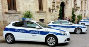 Sassari, gattino incastrato sotto un’auto: salvato dagli agenti di Polizia