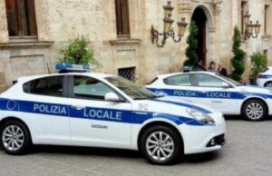 Sassari, gattino incastrato sotto un’auto: salvato dagli agenti di Polizia