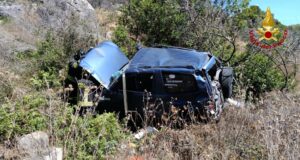 Paura ad Orani, auto esce di strada e si ribalta: un uomo in codice rosso