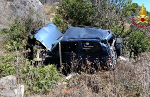 Paura ad Orani, auto esce di strada e si ribalta: un uomo in codice rosso