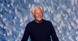 Morto Giorgio Armani, la Sardegna come fonte d’ispirazione: aveva 91 anni
