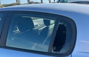 Ladri in azione a Is Arutas, finestrini spaccati e furti nelle auto