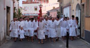 Cabras, la corsa degli Scalzi ha sciolto il voto tra fatica e commozione