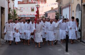 Cabras, la corsa degli Scalzi ha sciolto il voto tra fatica e commozione