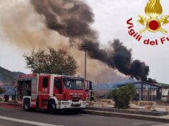 Panico a Bosa Marina, violento incendio distrugge bar ristorante in spiaggia