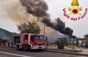 Panico a Bosa Marina, violento incendio distrugge bar ristorante in spiaggia