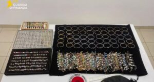 Costa Smeralda, marchi contraffatti e ricettazione in spiaggia: 18 denunce