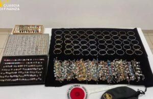 Costa Smeralda, marchi contraffatti e ricettazione in spiaggia: 18 denunce