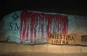 Imbrattata la pietra con la scritta “Costa Smeralda”, gettata vernice rossa