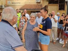 Alessia Orro, il dolce momento a Narbolia: consegna la medaglia d’oro ai nonni