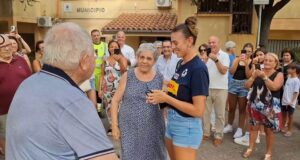 Alessia Orro, il dolce momento a Narbolia: consegna la medaglia d’oro ai nonni