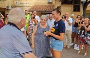 Alessia Orro, il dolce momento a Narbolia: consegna la medaglia d’oro ai nonni
