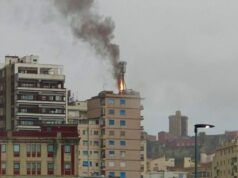 Paura a Cagliari, incendio in un palazzo: in fiamme un ripetitore sul tetto