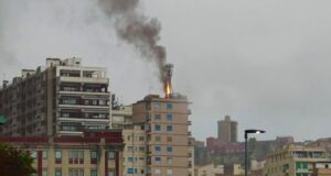 Paura a Cagliari, incendio in un palazzo: in fiamme un ripetitore sul tetto