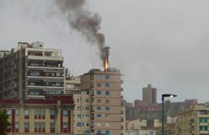Paura a Cagliari, incendio in un palazzo: in fiamme un ripetitore sul tetto