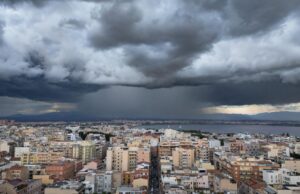 Temporali su Cagliari, nuvole creano “ponte” tra terra e cielo