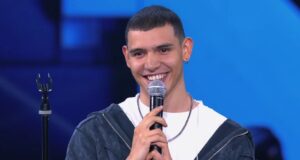 Damiano Caddeo conquista i Live di X Factor: applausi scroscianti per l’esibizione