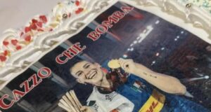 Orro, “c*zzo che bomba” è già un tormentone: e lei posta la torta dedicata