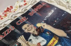 Orro, “c*zzo che bomba” è già un tormentone: e lei posta la torta dedicata