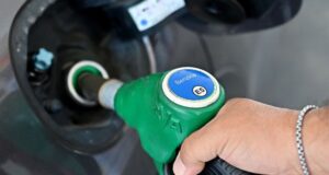 Truffa al distributore, eroga meno benzina di quella pagata: gestore denunciato