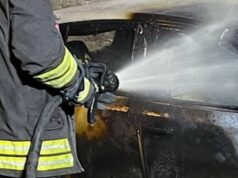 Paura nella notte a Zeppara: in fiamme un’automobile in piazza Chiesa