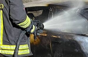 Paura nella notte a Zeppara: in fiamme un’automobile in piazza Chiesa