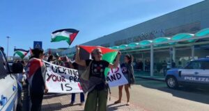 Militari israeliani in Sardegna: scatta la protesta all’aeroporto di Olbia