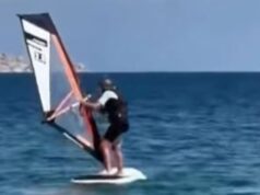 A 99 anni sfida le onde della Sardegna: Mariuccia è la più anziana windsurfista d’Italia